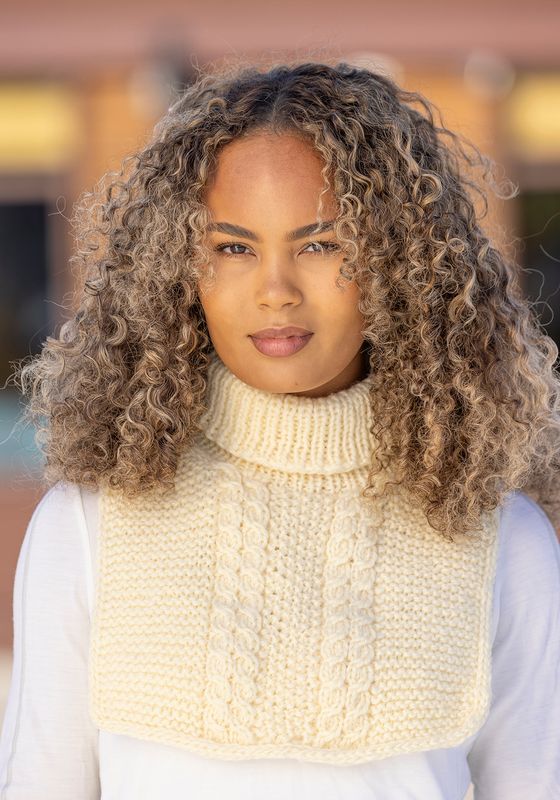 Arven lue og hals hvit